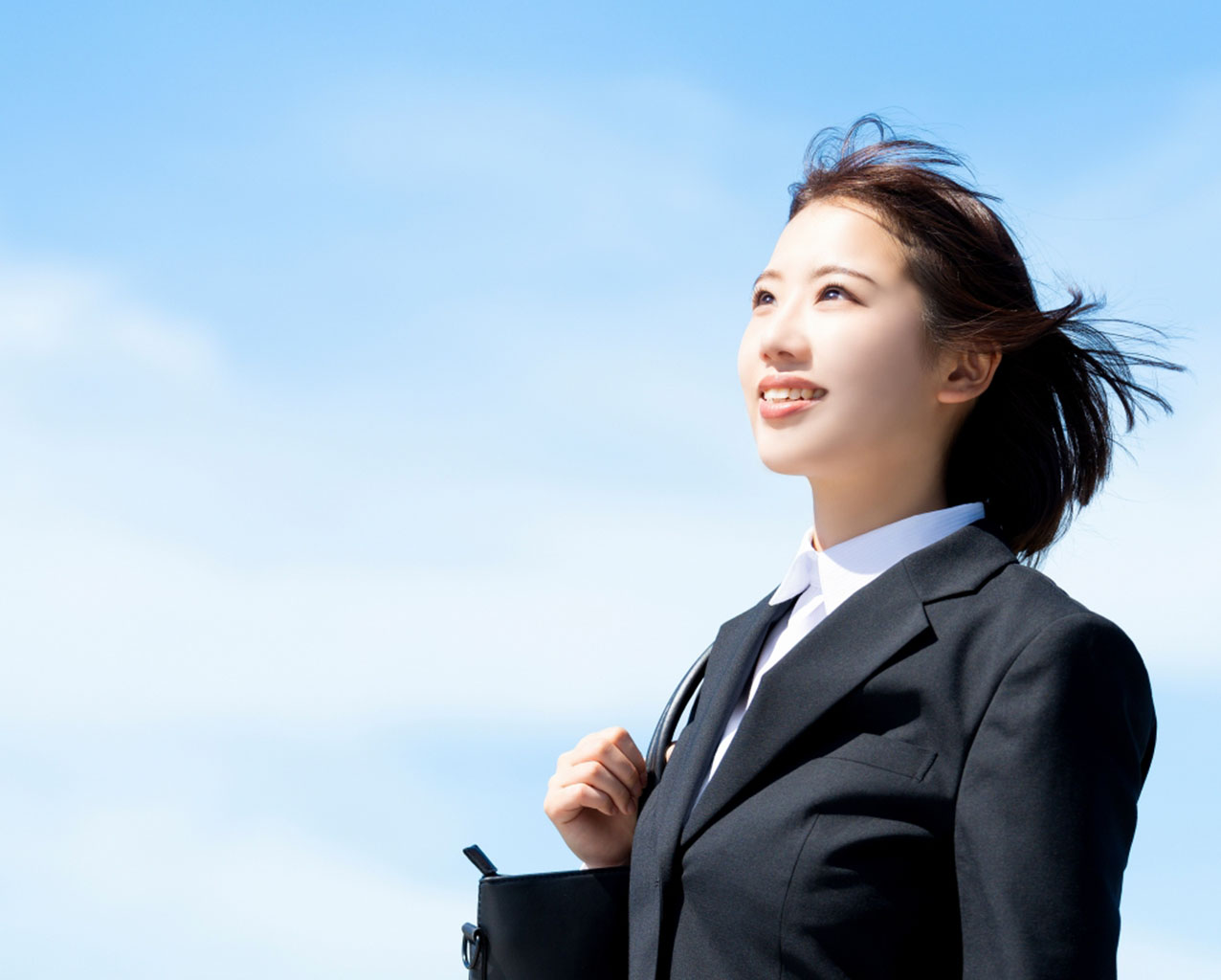 リクルートスーツを着た女子大生が就活に向かって前進する姿