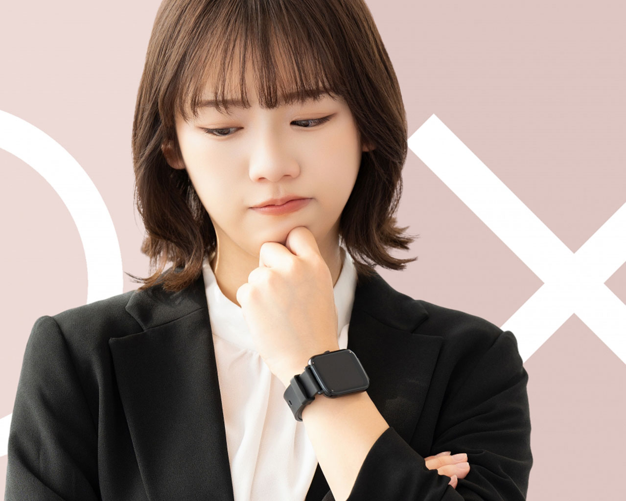 リクルートスーツの女子大学生が就活の悩みでうつむいて考えている